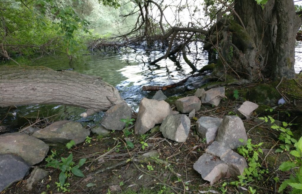 Viel Zeugs wird im Wasser liegen: Stämme, Geäst, Steine (?) und mehr.