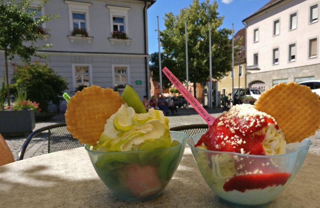 Hier stehen die üblen Gesellen und strahlen hinterhältig vor sich hin.