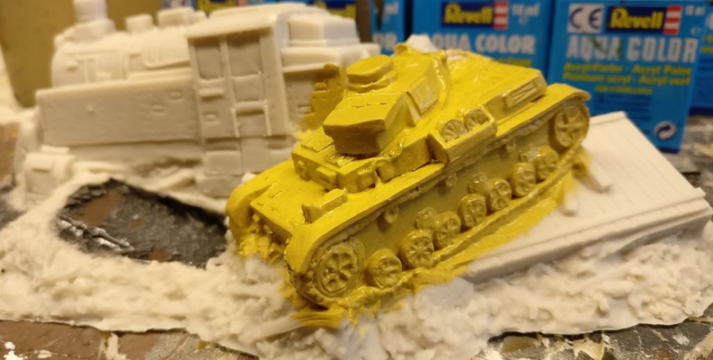 Hier der PzKpfWg IV aus der Nähe. Wer mitzählt, wird feststellen, dass die Koryphäen von Tabletop Art dem Panzer IV nur sieben Laufrollen spendiert haben. Dieses Zeugnis von ganz außergewöhnlicher Intelligenz wird man später noch kaschieren müssen.