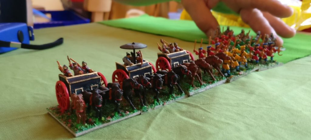 Ein Genuss für die Augen! Romans DBMM-Truppe 1/32 Western Chou mit ihren prächtigen Streitwägen und den davorgespannten schwarzen Rössern. Denen würde ich jederzeit in meinen Kasernen Asyl gewähren!