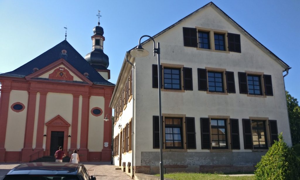 Rechts das Pfarrhaus der katholischen Gemeinde in Bretzenheim/Nahe. Unser DBMM-Turnier fand im Erdgeschoss statt.