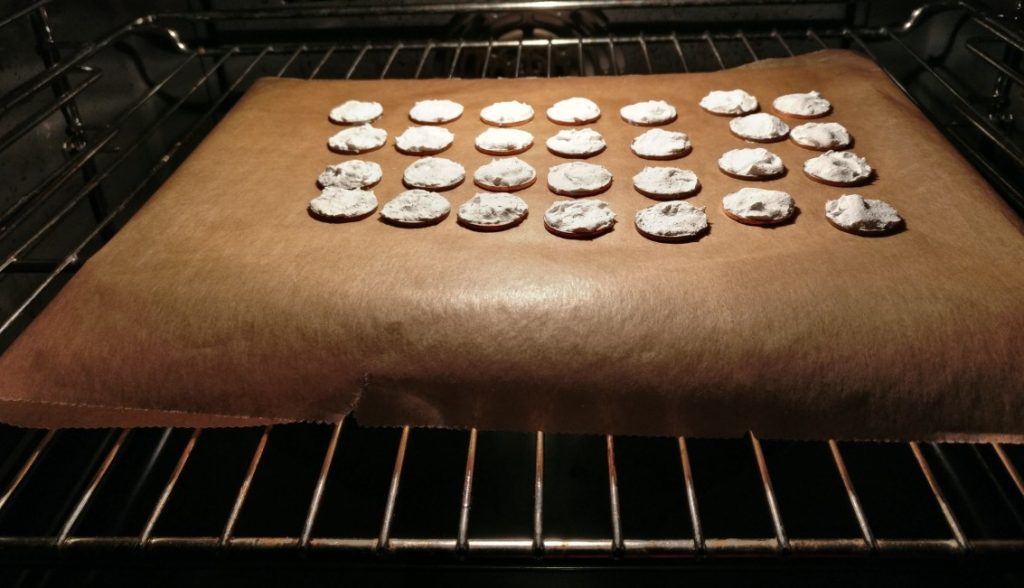 5-Cent-Stücke mit ein wenige Erdkrume aus Strukturpaste beim (Schnell-)Trocknungsvorgang im Backofen.