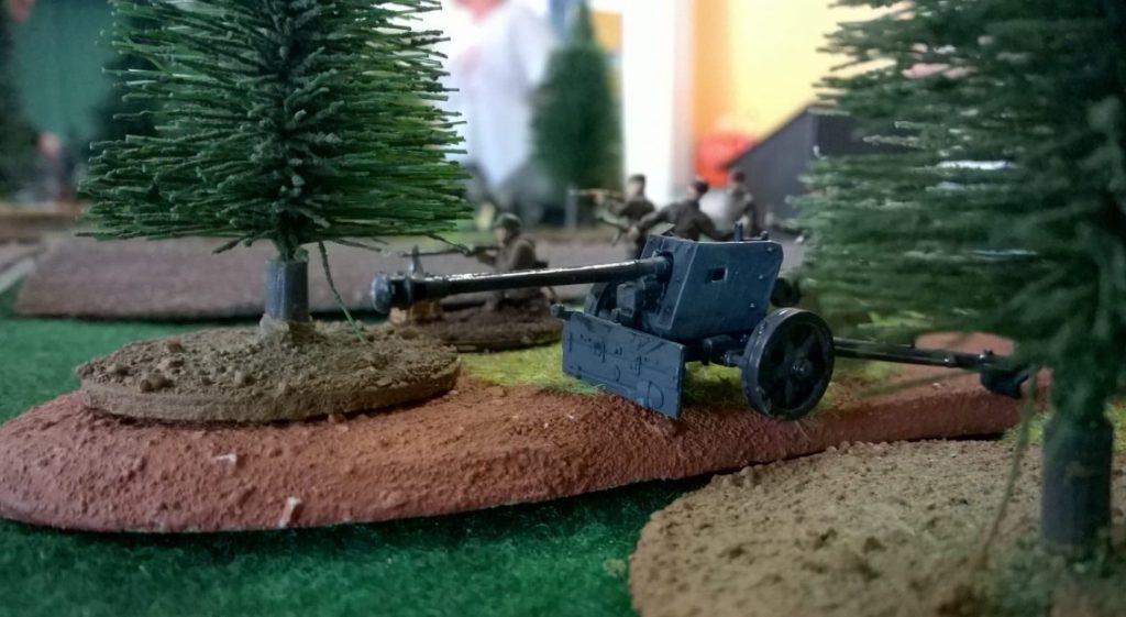 Eine deutsche 7,5cm-Pak 40 am Waldrand.