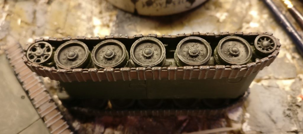 Seitlich wurden erhabene Teile auf der Panzerkette hervorgehoben.