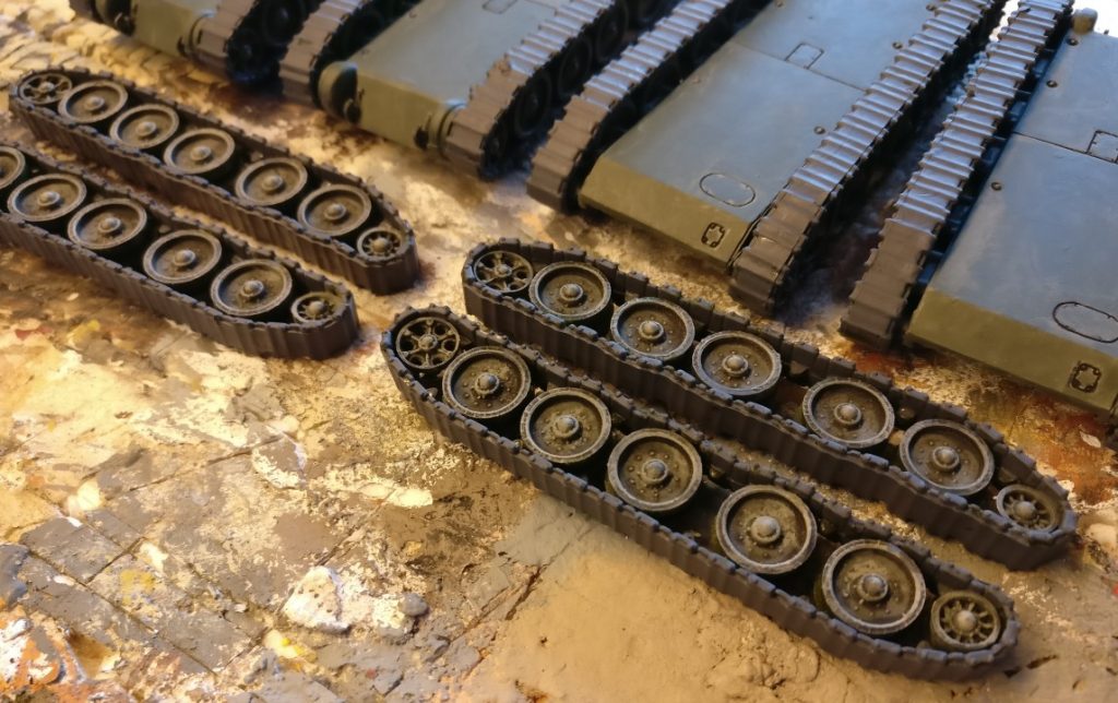 Die gerade frisch mit "Panzergrau" grundierten Panzerketten des SU-122 von Pegasus.