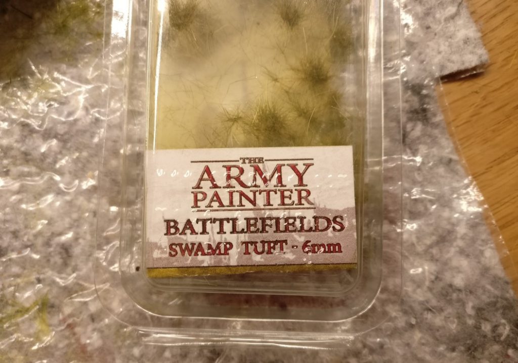 Einzelne Grasbüschel pflanze ich mittels des "Swamp Tuft" von Armypainter Battlefields.