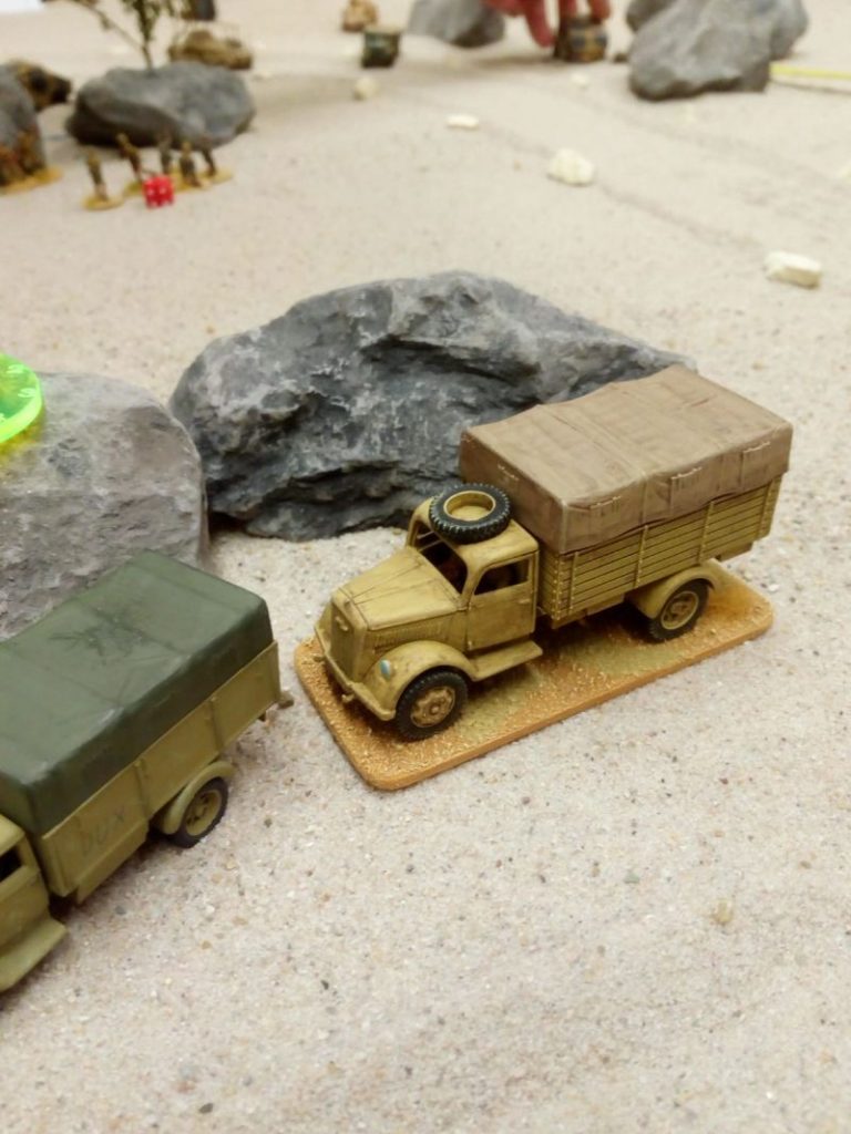 Zwo deutsche Trucks liegen in Deckung. Bolt Action Game beim Bestellonkel.