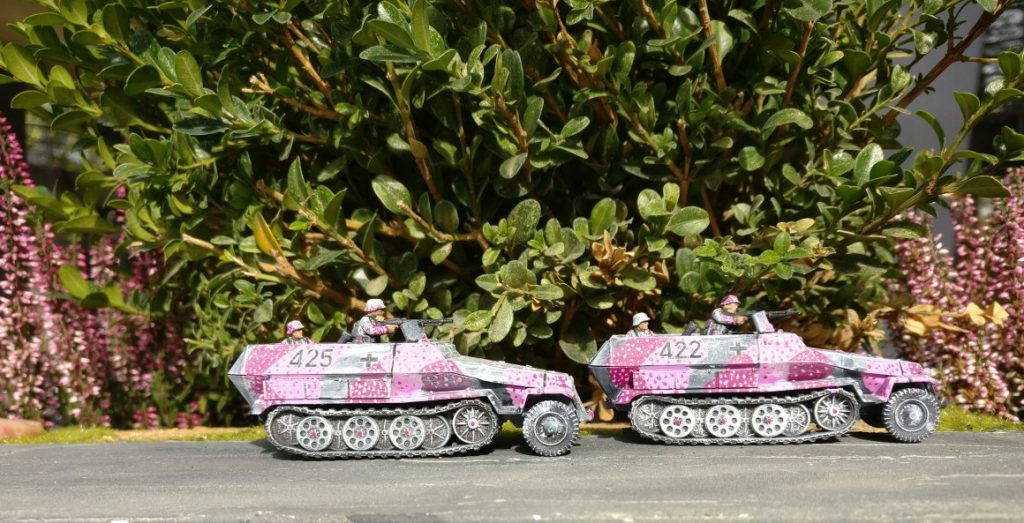 Auf Nebenstraßen in Unikornien pirscht sich das Pink Battalion an den Feind.