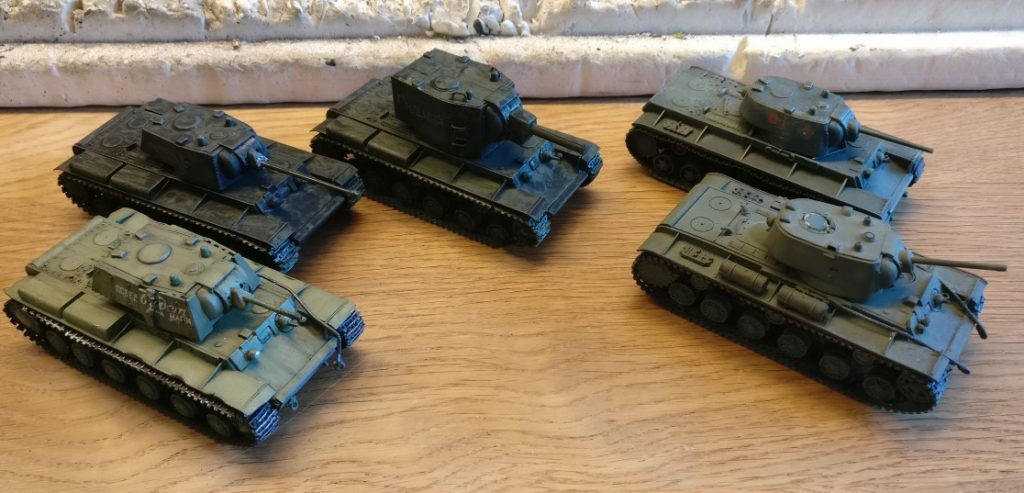 Hier sind die Delinquenten. vier KW- und ein KW-2. Zwei der Fahrzeuge hatte ich bereits mit dem Black Wash behandelt.