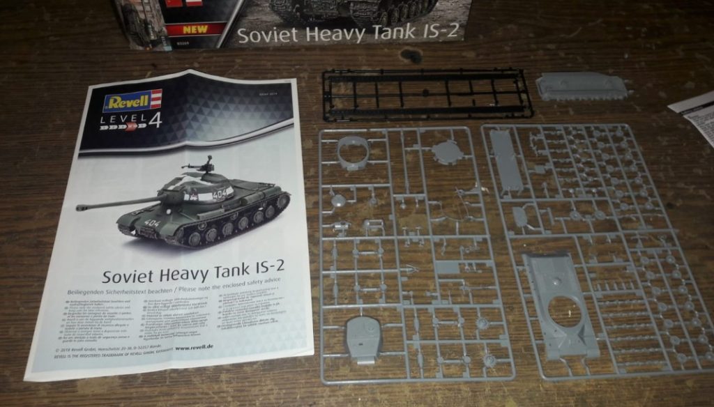 Fast jungfräulich liegt er vor uns, der Revell 03269 Soviet Heavy Tank IS-2 vom Dominic.