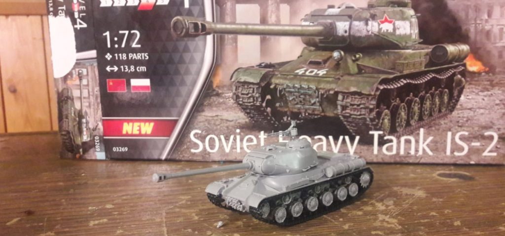 Etwas plastik-blass, aber schon ein Eisentaxi, der Revell 03269 Soviet Heavy Tank IS-2 vom Dominic.