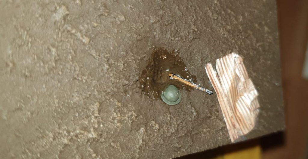 Ein kleines Detail an der Seite. Helm und Gewehr liegen auf dem Schlachtfeld.