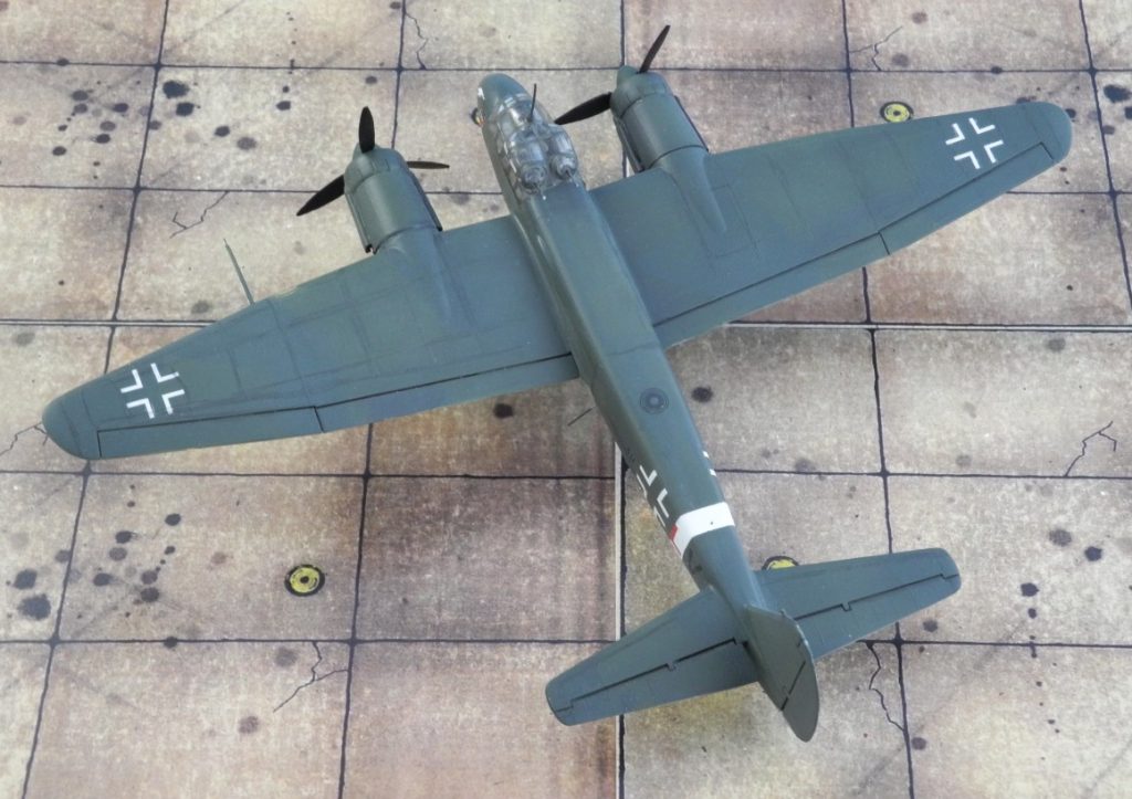 Das Ju 88-Modell trägt die normale Bombertarnung in Dunkelgrün und Schwarzgrün sowie leichte Verschmutzungsspuren. (Modell: Ju 88 C-6 von Italeri 022)