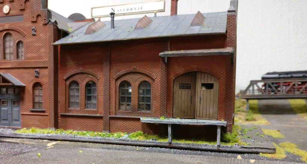 m Bahnhof werden sie gleich aussteigen und in die Kämpfe eingreifen.