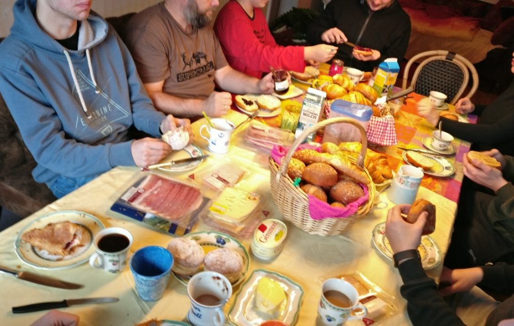 Das Frühstück nahm fast französische Dimensionen an. Aber nach knapp zwei Stunden sind die Mägen voll und die Stimmung ganz oben.