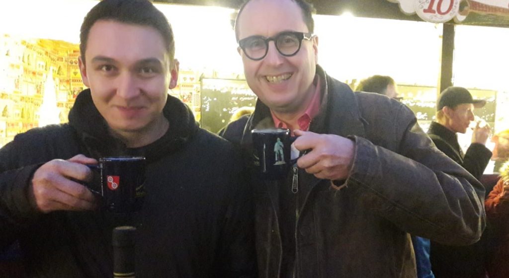 Abends geht es nochmal auf den Mainzer Weihnachtsmarkt. Den Pulverdampf aus dem Klamotten kriegen und gemeinsam ein wenig abchillen...