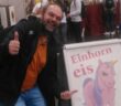Einhorn-Eis: der sehr, sehr wachsame Bestellonkel
