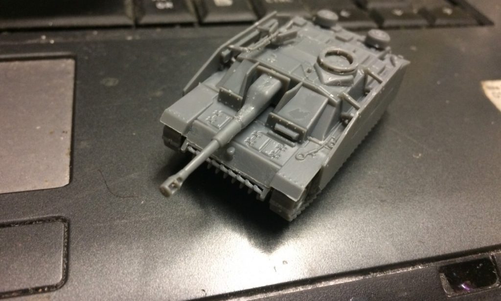 Das MG ist in der Version StuH 42 Ausf. G von innen bedienbar. Das abklappbare Schutzschild gibt es nicht mehr.  An der Kommandantenkuppel ist der gegossene Beschussabweiser zu sehen.