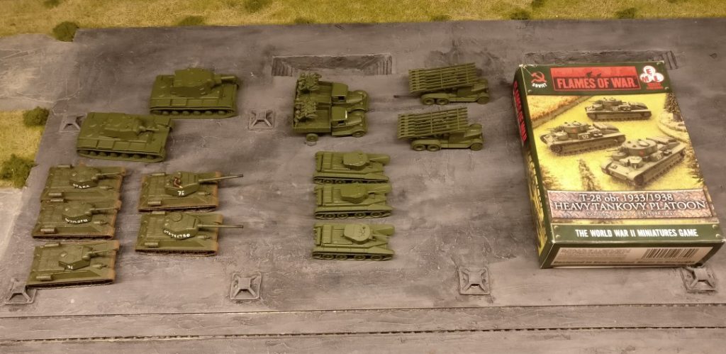 Die kleine Russentruppe. Das Tankovy Platoon mit den drei T-28 ist oberlecker. BT-7 in 20mm hatte ich schon, jetzt also auch in 15mm. T-34 hätte ich ja schon stücka 30 auf Lager. Aber die gehen immer. Die Fla-MG-Laster und die Katyusha fehlten bisher. Die beiden KV-Panzer sind ein guter Anfang. Von Zvezda lungern hier noch zwei ungebaute herum.