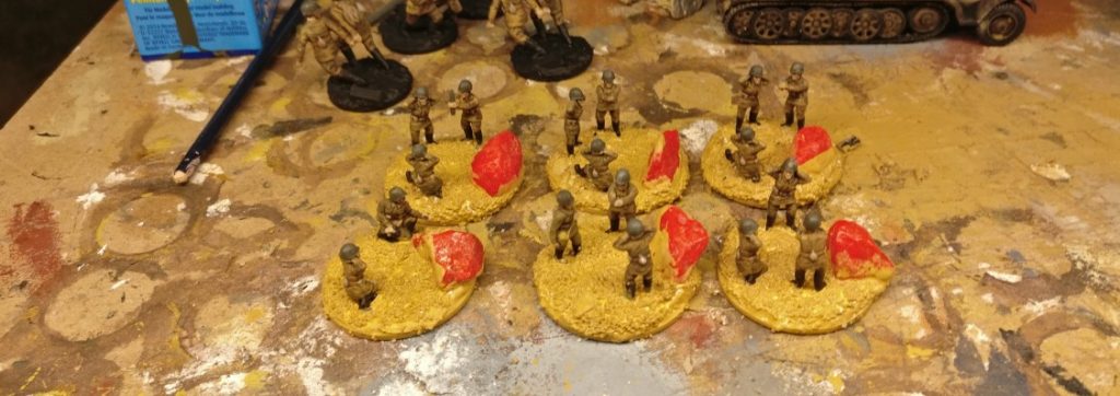 Die Granatwerfer Foot Groups mit der Grundierung der Base mit Revell Aquacolor 36188 Ocker.