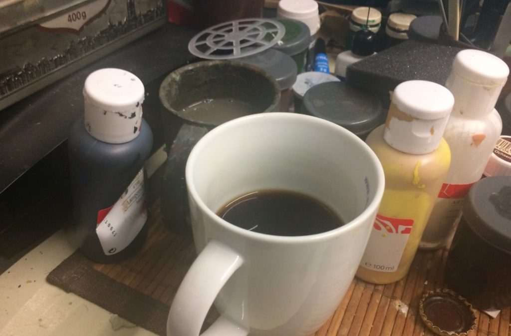 So solltet ihr Euren Kaffee NICHT abstellen ! Die Chance, euren Pinsel versehentlich im Kaffee auszuwaschen ist groß! Ich spreche aus Erfahrung...