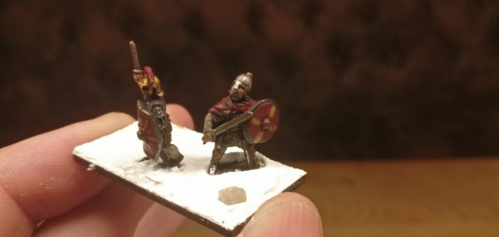 Der erste wackere Mitstreiter des Gaius steht auch schon. Man merkt sofort, dass es eng wird auf der Base. Das kann bei den Prätorianern ( 4 Figuren auf 15mm x 40mm ) lustig werden!