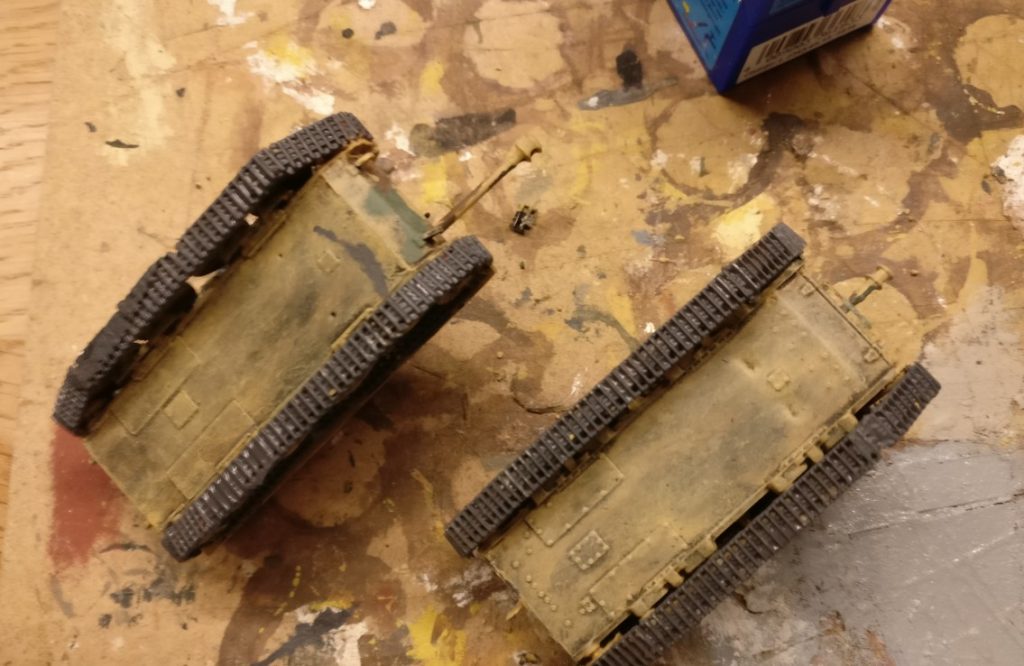 Die Panzerketten mit der Grundierung mit  Revell Aquacolor 36178 Panzergrau.