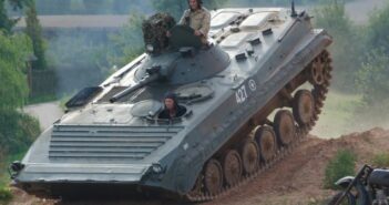 Panzer fahren! Mit dem BMP-1 und SPW 40P2 durchs Gelände heizen!
