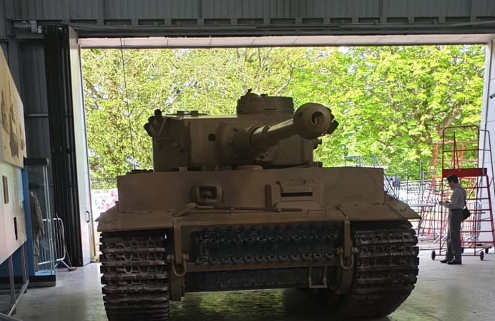 Den Tiger nur mal eben schnell in die Halle fahren. Der Panzerkampfwagen VI Tiger I in The Tank Museum Bovington am Tankfest 2019.