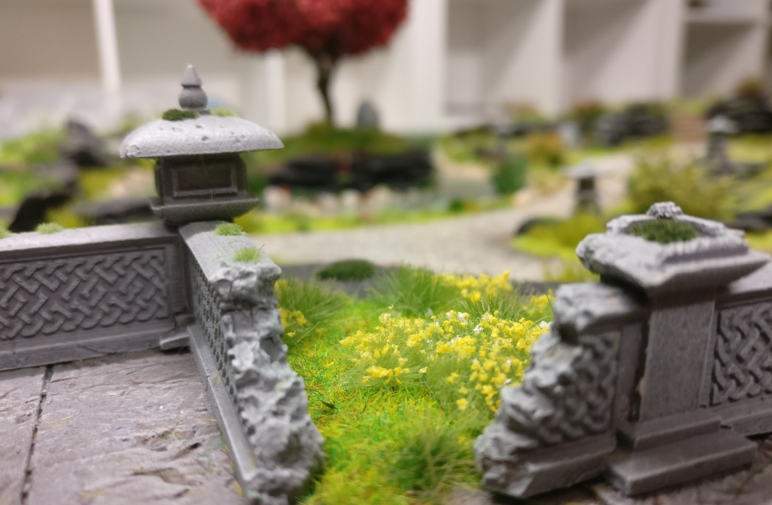 Blick von der Steiterasse auf den gesamten Garten auf der Bushido-Spielplatte "japanischer Garten" der Ad Arma.