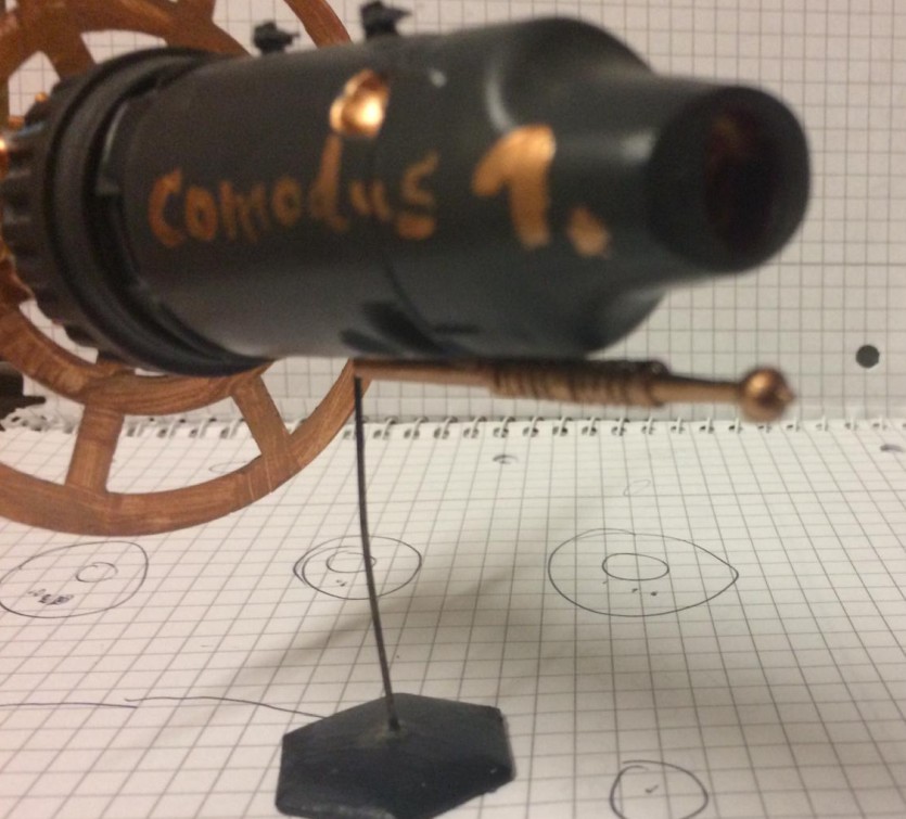 Die Zeitmaschine "Comodus I". Der Prototyp weist bereits den typischen Nöhlsensor auf. Er wird in sicherer Entfernung vom Rumpf an einem Distanzstab unter dem Rumpf mitgeschleppt.