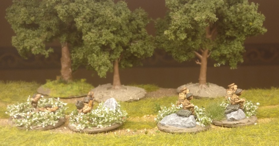 Offiziere und Forward Observer / Artilleriebeobachter des Flames of War British Infantry Platoon erhalten zu Ihren Felsen noch weiße Blütenteppiche. Letztere stammen übrigens von MiniNatur.