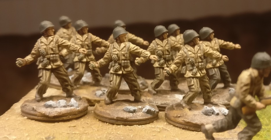 Weitere neun der 54 Figuren aus dem Set Matchbox 40191 "US Infantry"