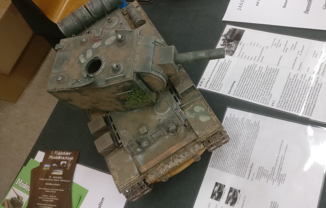 Kampfpanzer KW-2 der Roten Armee. Weathering und Verwitterung des Modells. Auf der 30. Jubiläum Modellbauausstellung des PMC Main-Kinzig in Gelnhausen-Meerholz am 5. Oktober 2019