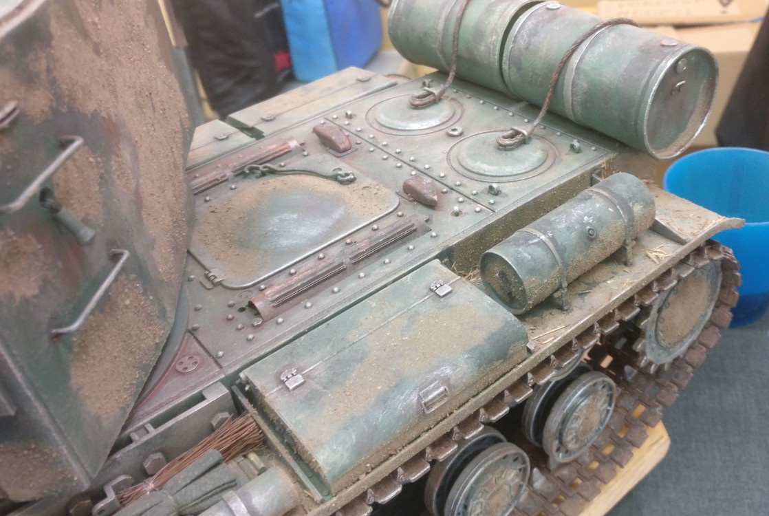 Kampfpanzer KW-2 der Roten Armee. Weathering und Verwitterung des Modells. Auf der 30. Jubiläum Modellbauausstellung des PMC Main-Kinzig in Gelnhausen-Meerholz am 5. Oktober 2019