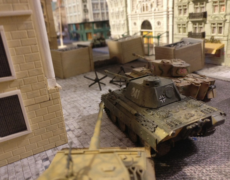 Drei deutsche Panzerkampfwagen haben den KV-122 unter Feuer genommen.
