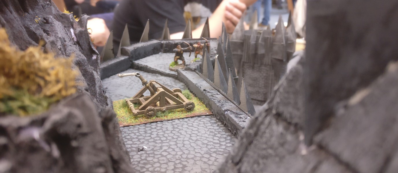 Katapulte und Bogenschützen auf den Zinnen von Morannon, dem großen Tor von Mordor.