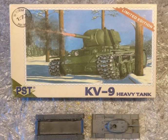 Der PST 72034 KV-9 Heavy Tank im Zustand der Anlieferung in Shturmigrad.