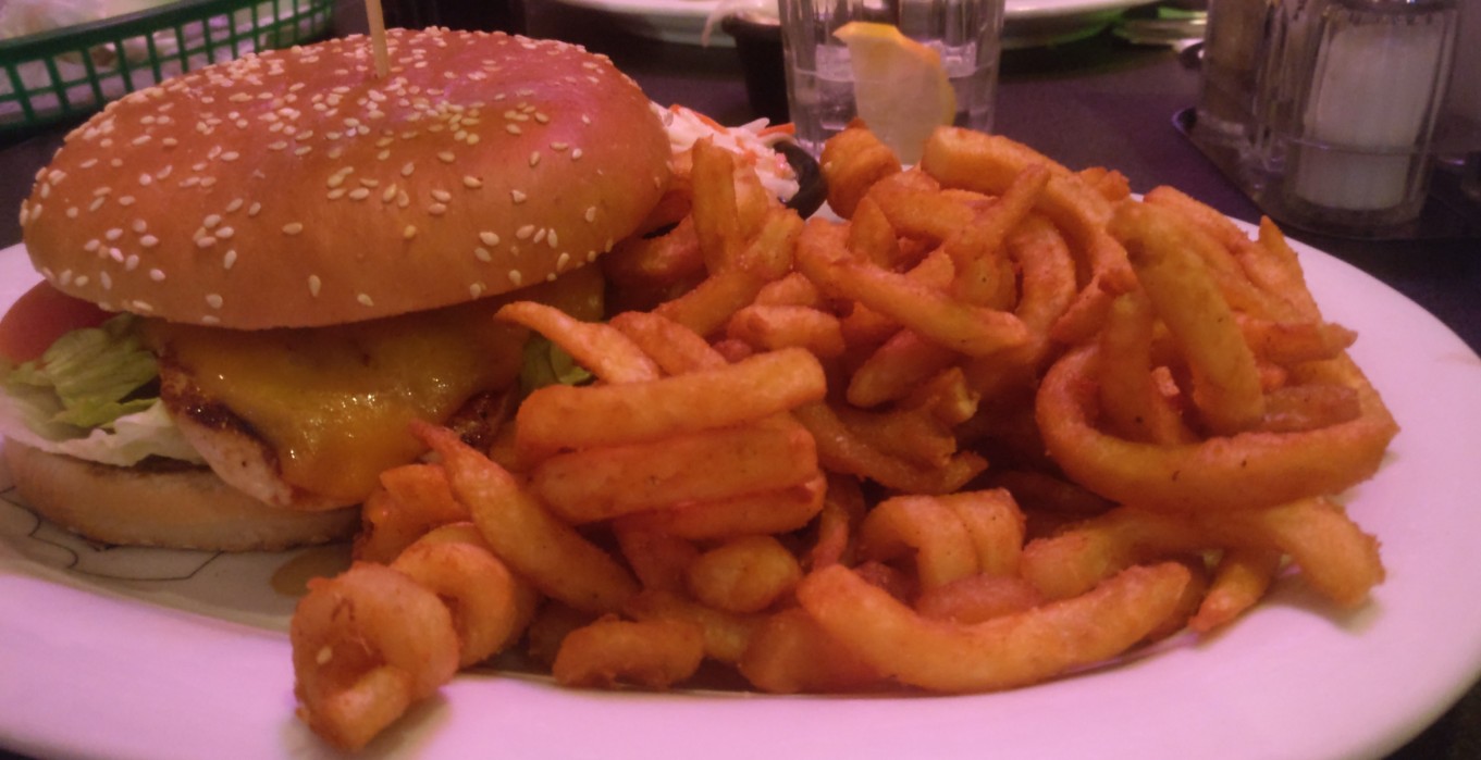 Die Curly Fries kommen als Side dish zu Sturmis Chicken Cheeseburger.