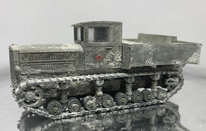 Das fertige Modell des Trumpeter (07120) Soviet Komintern Artillery Tractor mit aufgebrachtem Schnee.