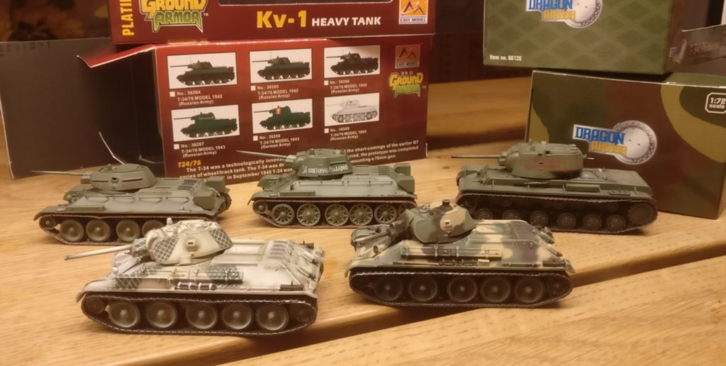 Bei Haul in der Bucht: vorne links der Dragon Armor 60149 T-34/76 1st Motorized Rifle Division.