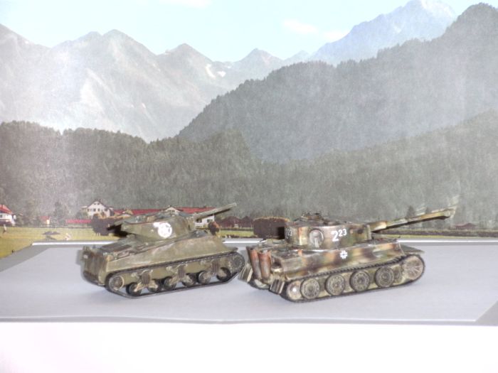 Eine 20mm-Truppe des Honischer ein Tiger I und ein M4 Sherman.