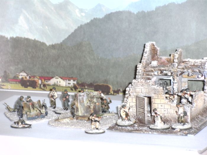 Mit eine der schönsten Szenen aus dem Haul: die Pak- und Flak-Stellung an der Ruine. Figuren und Haus gefallen mir ausgesprochen gut.