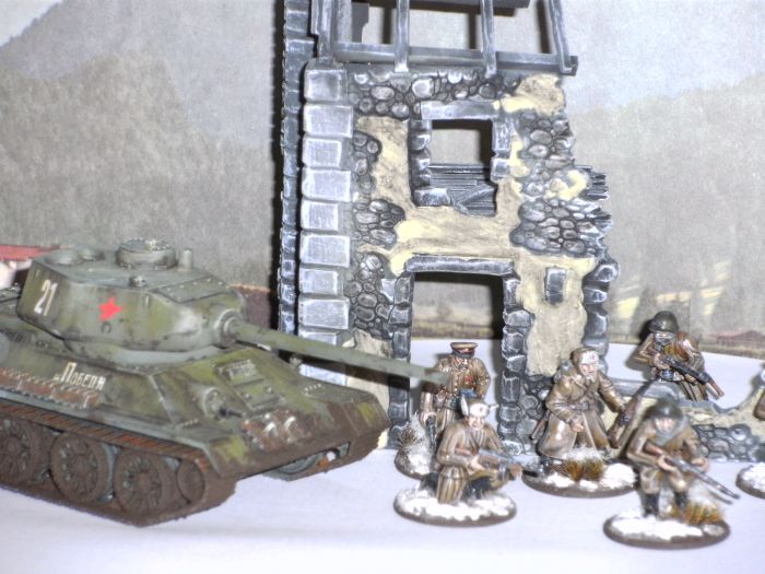 Honischers Bolt Action T-34/85 Medium Tank und ein paar Frontniks der Bolt Action Soviet Winter Infantry.