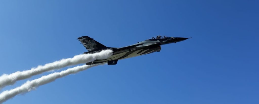 Ein letzter Blick auf die F-16 Dark Falcon des Belgian Air Force Demo Team...