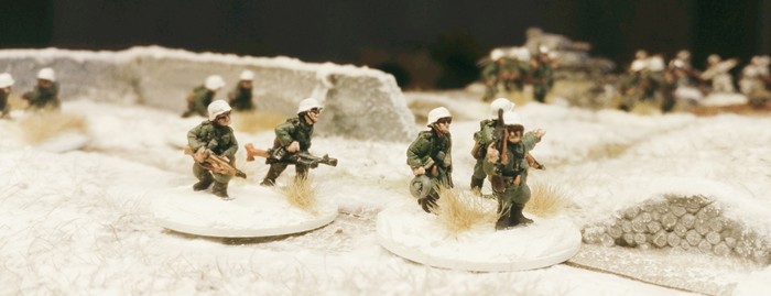 Quer durch die Ruinen von Stalingrad stapfen die Minis des Infanterie-Regiment 267.