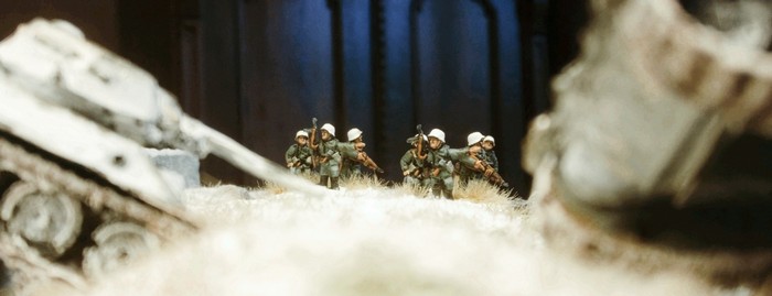 Die Schützen des Infanterie-Regiment 267 ziehen an T-34-Wracks vorbei.
