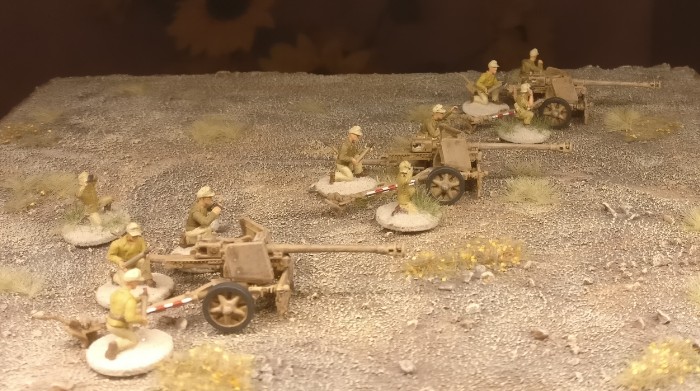 Blick von schräg oben auf drei der vier Italeri PaK 40 AT Gun 7,5cm nahe El Alamein