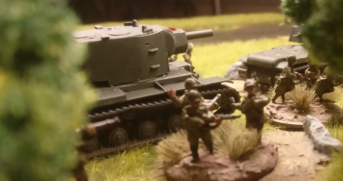 Kurzer Halt. Der KV-II stoppt die Bewegung. Die Frontniks sichern.