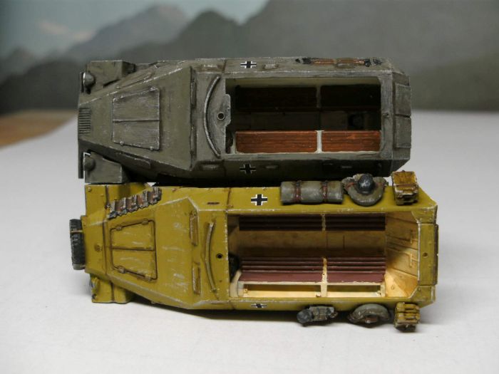 Größenvergleich: das etwas zu klein geratene Zvezda Sd.Kfz. 251/1 und das längere Sd.Kfz. 251/1 von PSC.